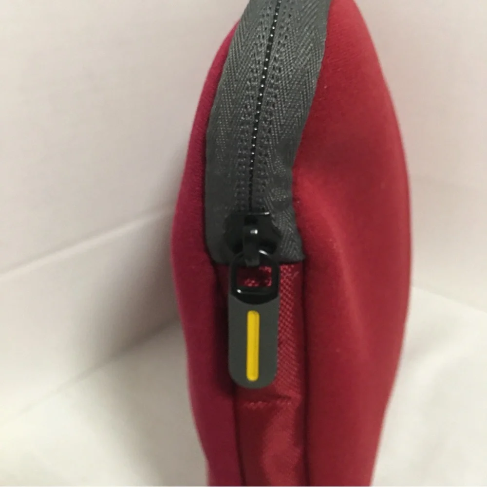Targus laptop sleeve protector case red zips closed 15” EUC